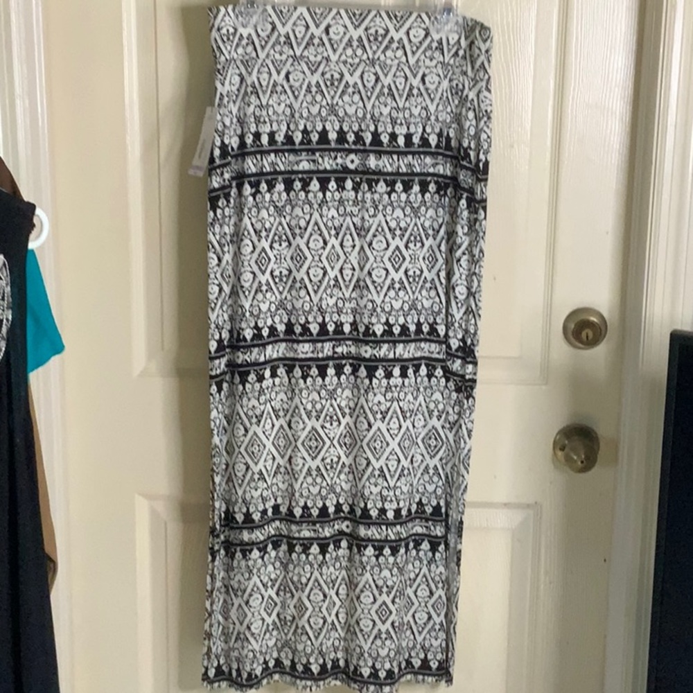 ⚫️ NWT MIDI/MAXI Skirt with slits on sides.